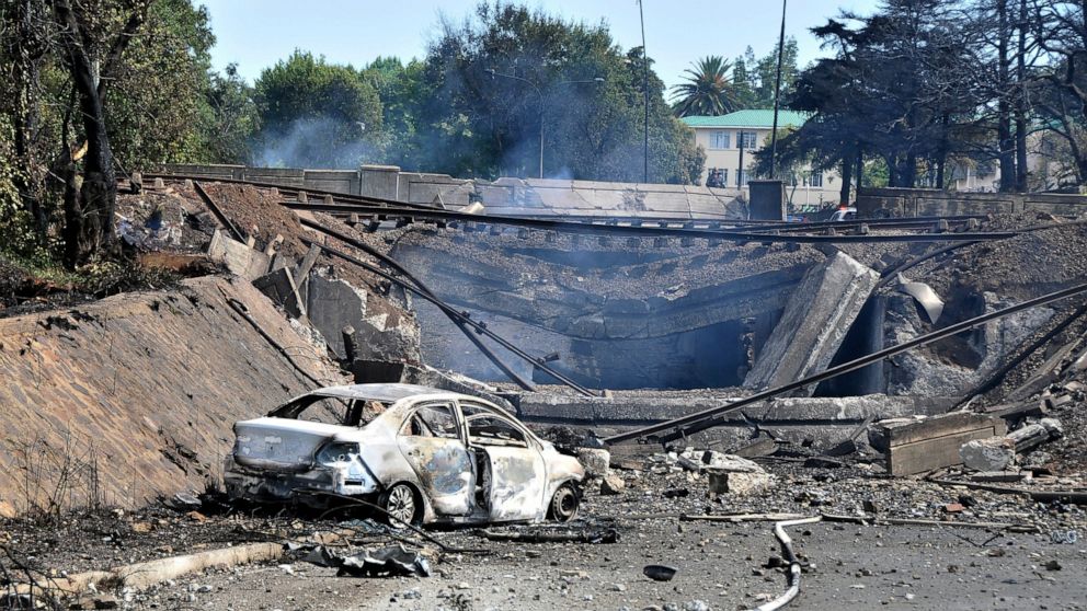 В результате взрыва бензовоза в ЮАР погибли не менее 10 человек