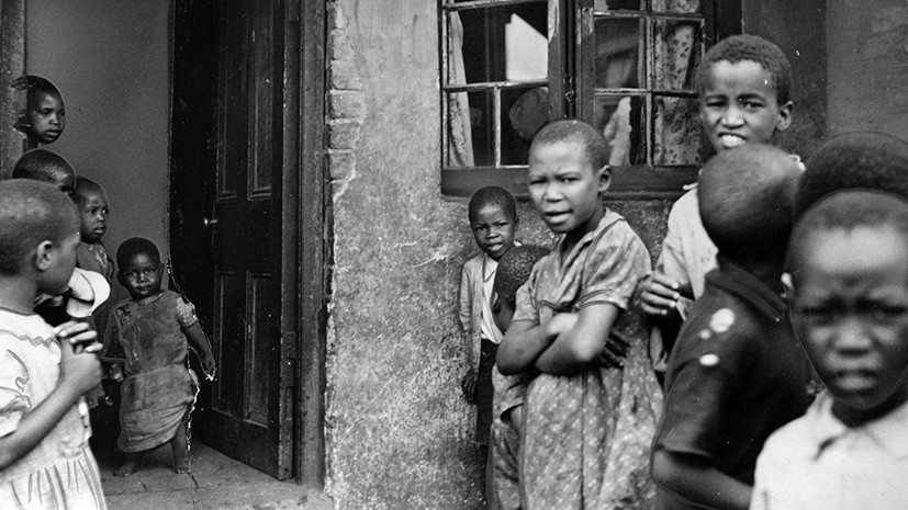 Дети живут в трущобах, Южная Африка, 1952 